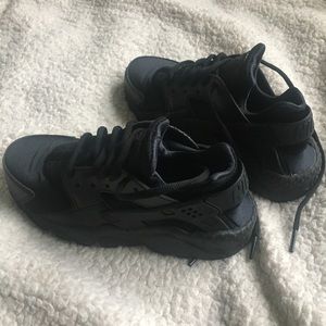 Women’s Nike huaraches run shoes size 5.5 black